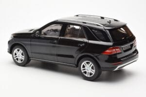 Mercedes M-Class W166 Obsidian Fekete Metál Minichamps 1:18 B66960063 Fém – 7. kép a 8-ből