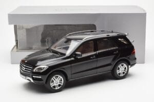 Mercedes M-Class W166 Obsidian Fekete Metál Minichamps 1:18 B66960063 Fém – 8. kép a 8-ből
