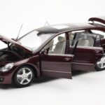 Mercedes R-Class W251 Piros Metallic Minichamps 1:18 - image 2 of 8