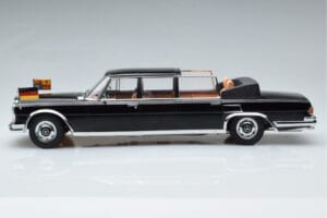 Mercedes 600 Pullman W100 Landaulet Queen Elizabeth II KK-Scale 1:18 KKDC181185 Fém – 3. kép a 6-ből