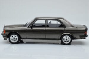 Mercedes W123 AMG 280 Szürke Otto 1:18 OT750 Gyanta – 3. kép a 6-ből