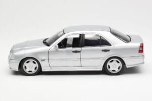 Mercedes C36 AMG W202 Ezüst UT Models 1:18 180035000 Fém – 3. kép a 6-ből