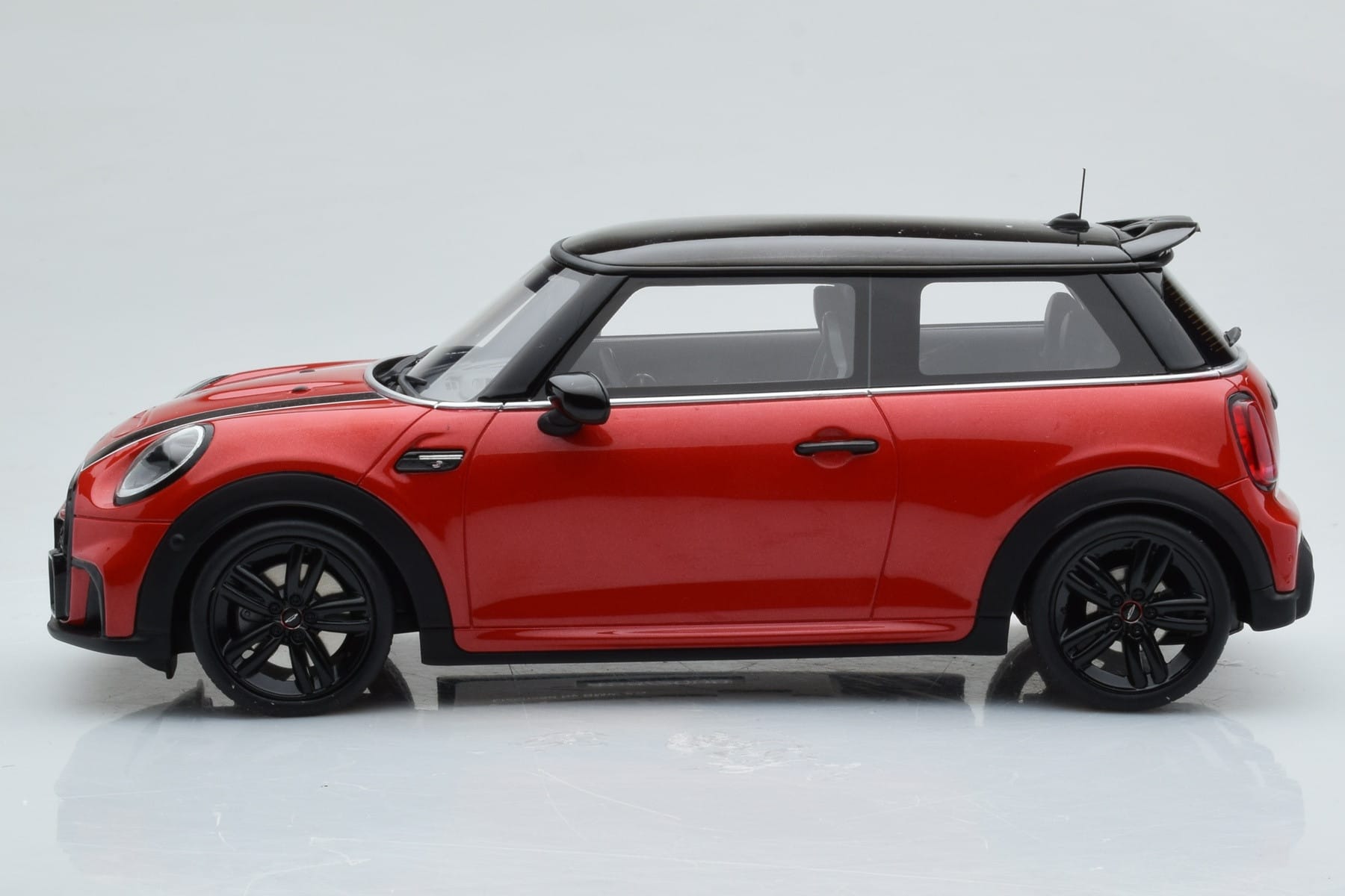 Mini Cooper S JCW F56 Piros Otto 1:18 OT984 Gyanta – 3. kép a 6-ből