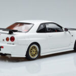 Nissan Skyline GT-R R34 Nismo Z-Tune Fehér MotorHelix 1:18 - image 3 of 11