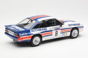 Opel Manta 400 Rothmans #8 J. McRae / I. Grindrod Lombard RAC Rally 1983 IXO 1:18 18RMC038A Fém – 2. kép a 6-ből