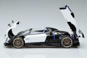 Pagani Zonda HP Barchetta Carbon Fiber Fehér LCD 1:18 LCD18009-WH Fém – 4. kép a 9-ből