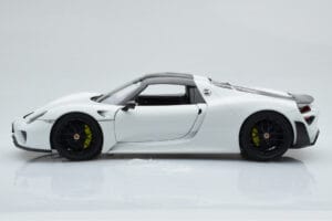 Porsche 918 Spyder Weissach Package Fehér Fekete Felnikkel Minichamps 1:18 113062443 Fém – 5. kép a 9-ből