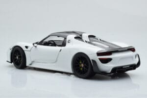 Porsche 918 Spyder Weissach Package Fehér Fekete Felnikkel Minichamps 1:18 113062443 Fém – 8. kép a 9-ből