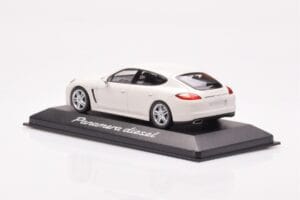 Porsche Panamera 970 Diesel Carrara Fehér Minichamps 1:43 WAP0200090C Fém – 3. kép a 4-ből