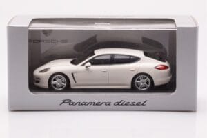 Porsche Panamera 970 Diesel Carrara Fehér Minichamps 1:43 WAP0200090C Fém – 4. kép a 4-ből