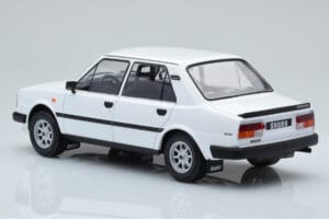 Skoda 130 L Fehér IXO 1:18 18CMC158 Fém – 5. kép a 6-ből