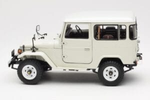 Toyota Land Cruiser FJ40 Van Fehér Kyosho 1:18 08971W Fém – 4. kép a 8-ből