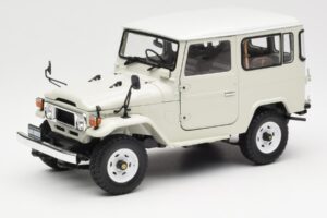 Toyota Land Cruiser FJ40 Van Fehér Kyosho 1:18 08971W
