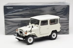 Toyota Land Cruiser FJ40 Van Fehér Kyosho 1:18 08971W Fém – 8. kép a 8-ből
