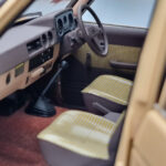 Toyota Land Cruiser 60 Bézs Opcionális Alkatrészekkel Kyosho 1:18 - image 11 of 12