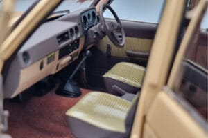 Toyota Land Cruiser 60 Bézs Opcionális Alkatrészekkel Kyosho 1:18 08956XBE Fém – 11. kép a 12-ből