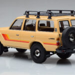 Toyota Land Cruiser 60 Bézs Opcionális Alkatrészekkel Kyosho 1:18 - image 6 of 12