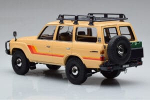 Toyota Land Cruiser 60 Bézs Opcionális Alkatrészekkel Kyosho 1:18 08956XBE Fém – 6. kép a 12-ből