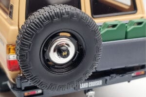 Toyota Land Cruiser 60 Bézs Opcionális Alkatrészekkel Kyosho 1:18 08956XBE Fém – 7. kép a 12-ből