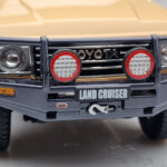 Toyota Land Cruiser 60 Bézs Opcionális Alkatrészekkel Kyosho 1:18 - image 9 of 12