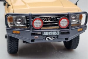 Toyota Land Cruiser 60 Bézs Opcionális Alkatrészekkel Kyosho 1:18 08956XBE Fém – 9. kép a 12-ből