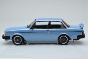 Volvo 240 Turbo Világoskék IXO 1:18 18MCC090 Fém – 3. kép a 6-ből