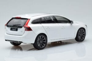 Volvo V60 D3 Crystal Fehér FAW 1:18 9430840 Fém – 3. kép a 7-ből