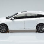Volvo V60 D3 Crystal Fehér FAW 1:18 - image 4 of 7