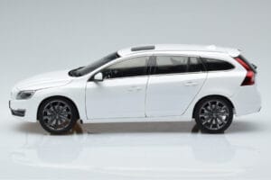 Volvo V60 D3 Crystal Fehér FAW 1:18 9430840 Fém – 4. kép a 7-ből