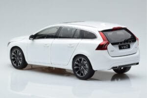 Volvo V60 D3 Crystal Fehér FAW 1:18 9430840 Fém – 6. kép a 7-ből