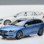 Volvo V60 D3 Power Kék FAW 1:18 9430839 Fém - image 7 of 7