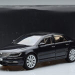 Volkswagen Phaeton V6 Mazeppa Szürke Kyosho 1:18 - image 9 of 9
