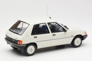 Peugeot 205 Junior Fehér Otto 1:18 OT463 Gyanta – 2. kép a 6-ből