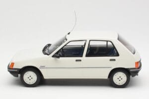 Peugeot 205 Junior Fehér Otto 1:18 OT463 Gyanta – 3. kép a 6-ből