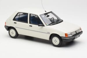 Peugeot 205 Junior Fehér Otto 1:18 OT463 Gyanta – 4. kép a 6-ből