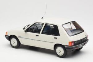 Peugeot 205 Junior Fehér Otto 1:18 OT463 Gyanta – 5. kép a 6-ből