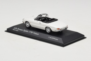 Alfa Romeo 1750 Spider Veloce Fehér Minichamps 1:43 400120530 Fém – 3. kép a 4-ből