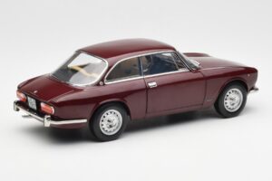Alfa Romeo 2000 GTV Gesztenyebarna Piros Norev 1:18 187916 Fém – 3. kép a 8-ből