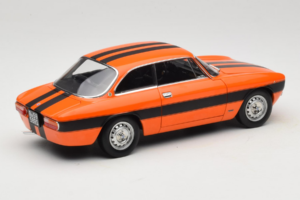 Alfa Romeo 2000 GTV Narancssárga Norev 1:18 187918 Fém – 3. kép a 8-ből