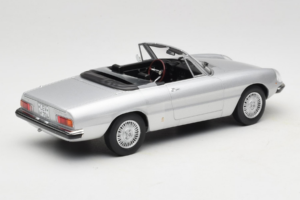 Alfa Romeo 2000 Spider Ezüst Norev 1:18 187884 Fém – 2. kép a 6-ből