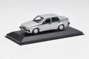 Alfa Romeo 75 3.0 V6 Ezüst Minichamps 1:43 400120461 Fém – 2. kép a 4-ből