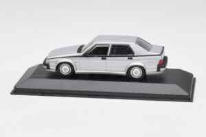 Alfa Romeo 75 3.0 V6 Ezüst Minichamps 1:43 400120461 Fém
