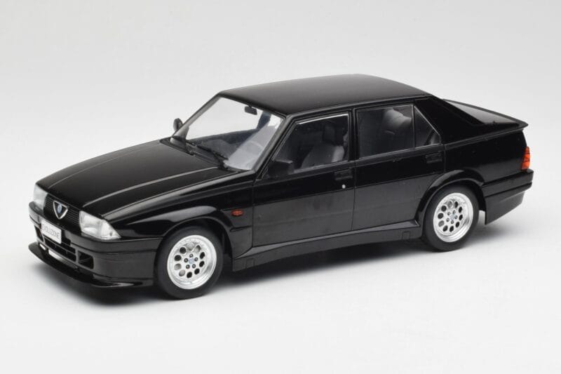 Alfa Romeo 75 Turbo Evoluzione Fekete MCG 1:18 MCG18429 Fém