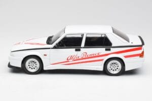 Alfa Romeo 75 Turbo Evoluzione Fehér MCG 1:18 MCG18430 Fém – 3. kép a 6-ből