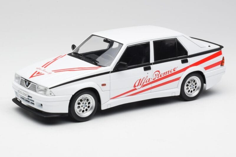 Alfa Romeo 75 Turbo Evoluzione Fehér MCG 1:18 MCG18430 Fém