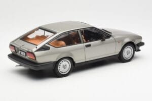 Alfa Romeo Alfetta GTV 2.0 Szürke Metálfényű AUTOart 1:18 70147 Fém – 3. kép a 8-ből
