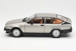 Alfa Romeo Alfetta GTV 2.0 Szürke Metálfényű AUTOart 1:18 70147 Fém – 4. kép a 8-ből