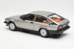 Alfa Romeo Alfetta GTV 2.0 Szürke Metálfényű AUTOart 1:18 70147 Fém – 7. kép a 8-ből