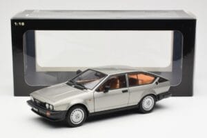 Alfa Romeo Alfetta GTV 2.0 Szürke Metálfényű AUTOart 1:18 70147 Fém – 8. kép a 8-ből