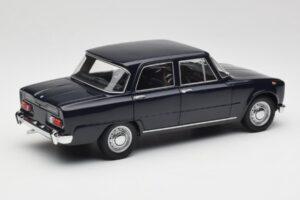 Alfa Romeo Giulia 1300 Kék Minichamps 1:18 180120905 Fém – 3. kép a 8-ből